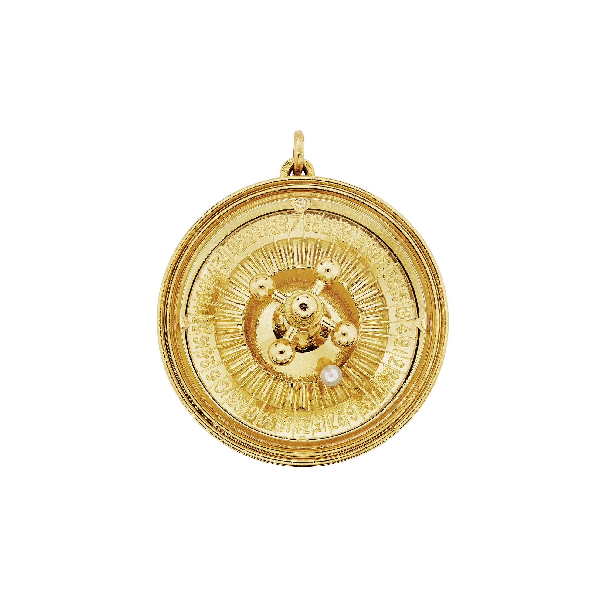 Mit diesem Roulette-Rad-Anhänger von Van Cleef & Arpels Paris aus der Mitte des Jahrhunderts aus 18 Karat Gelbgold haben Sie den Jackpot geknackt.  Mit seinem beweglichen Roulettekessel und einer Zuchtperlenkugel ist dieser Anhänger ein echter