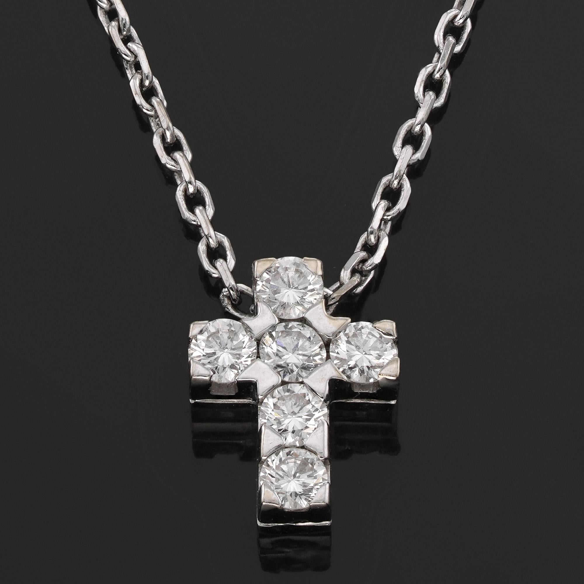 Ce collier pendentif croix classique Van Cleef & Arpels est réalisé en or blanc 18 carats et serti d'une bélière.  Diamants de taille brillant E-F-G VVS1-VVS2 d'un poids estimé à 0,27 carats. Fabriqué en France dans les années 2000. Dimensions :