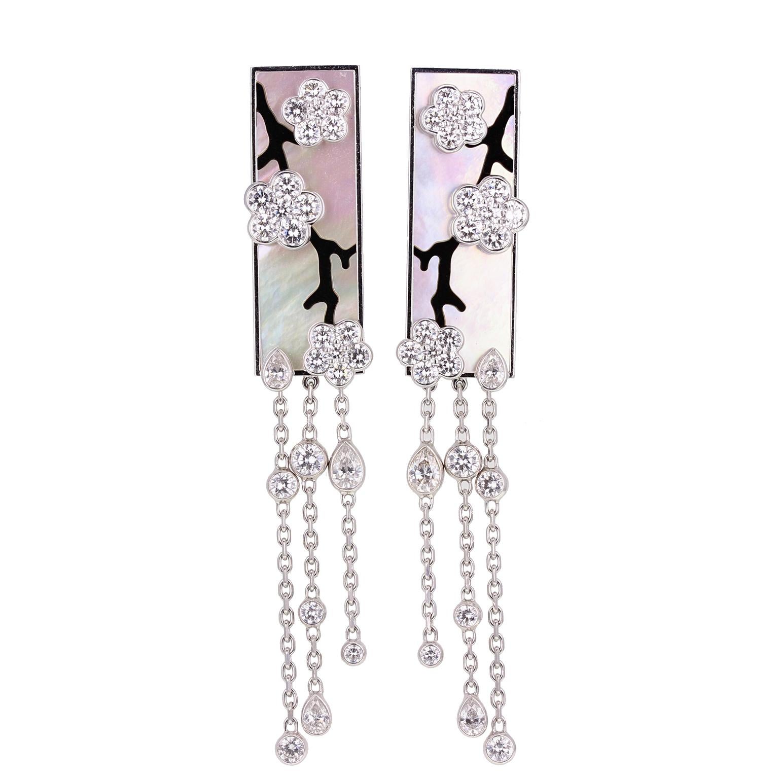 Van Cleef & Arpels Miroir des Eaux Diamond Mother-of-Pearl Earrings In New Condition In Newcastle Upon Tyne, GB