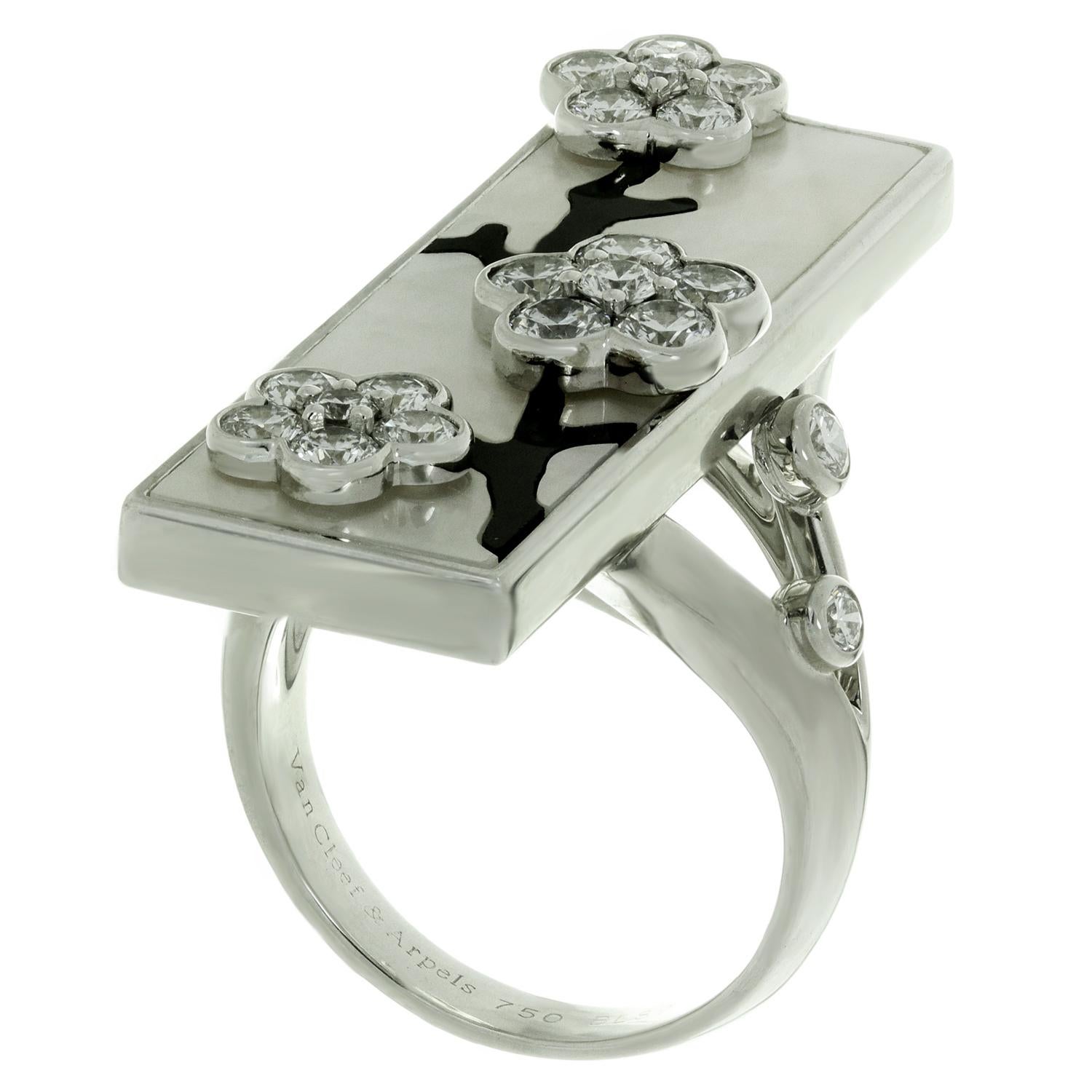Van Cleef & Arpels Miroir Des Eaux Diamond Onyx Pearl White Gold Flower Ring 3