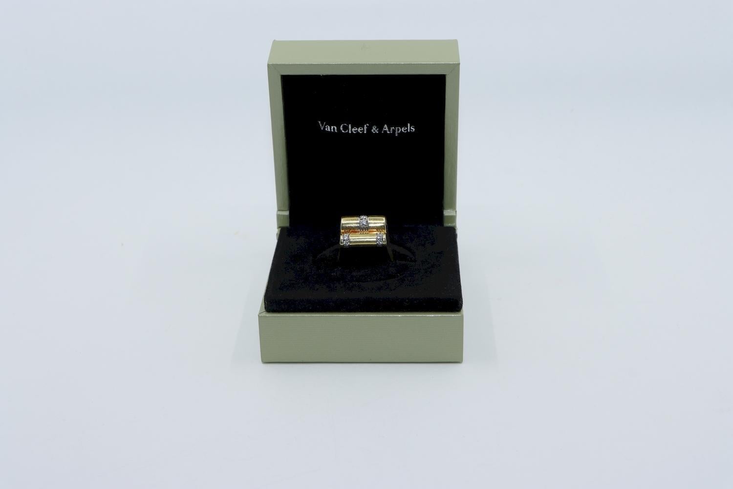 Van Cleef & Arpels Modernist Vintage 18K Gold Diamantring 

Markiert:
VAC
750
Italien

Ungefähre Abmessungen:
7 (Ringgröße) 
1,8 cm (Breite) 
Ca. 0,75 ct (Diamant) 
13,6 Gramm Gewicht.