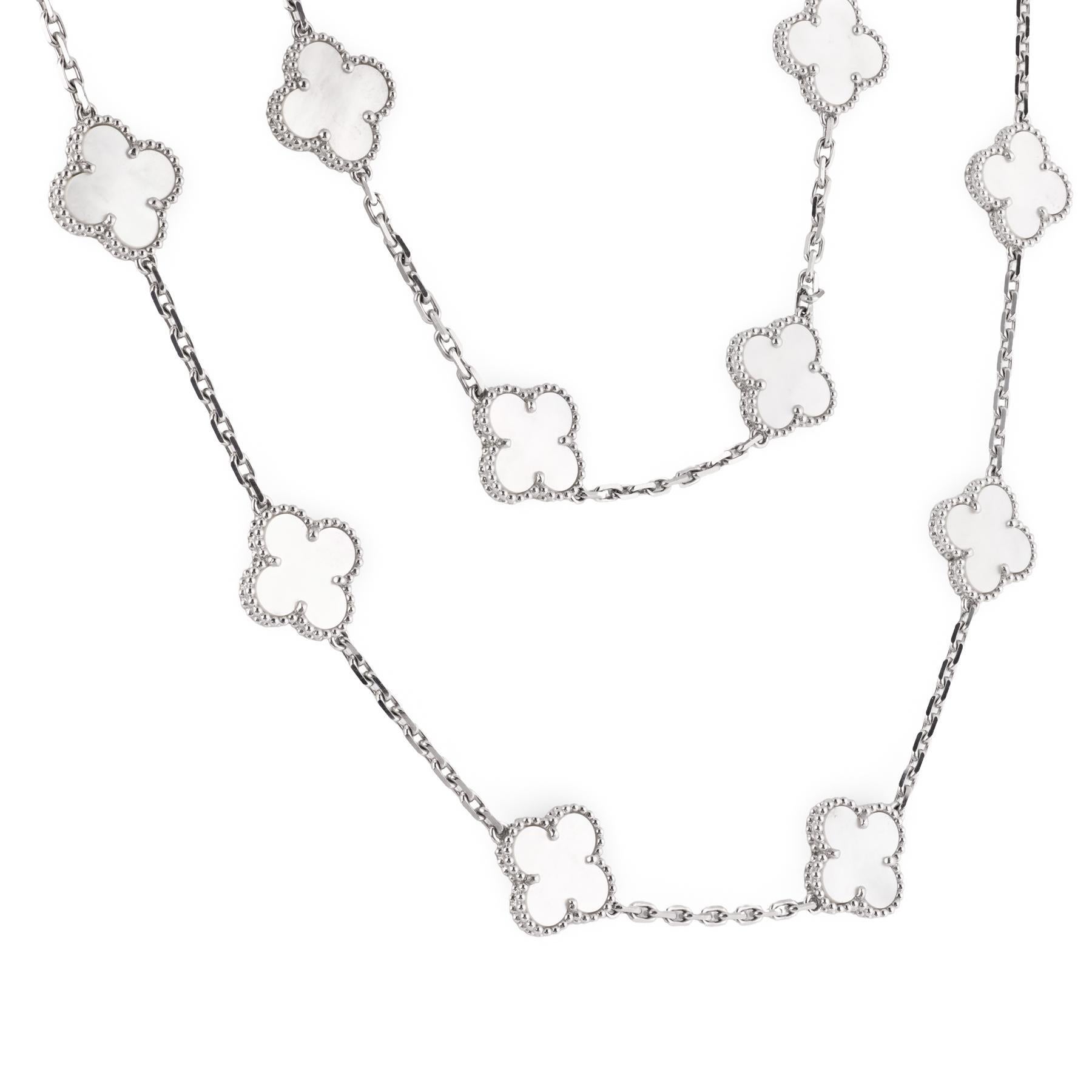 Contemporain Van Cleef & Arpels Collier 20 motifs en nacre d'or blanc 18 carats en vente