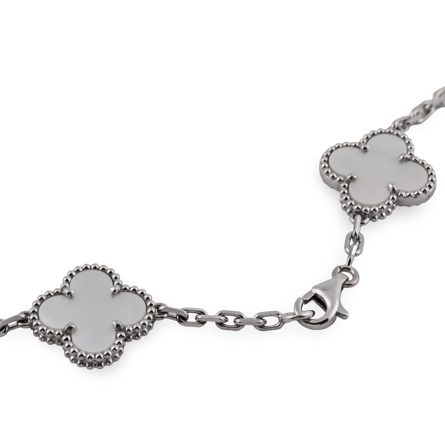 Van Cleef & Arpels Collier 20 motifs en nacre d'or blanc 18 carats Bon état - En vente à Beverly Hills, CA