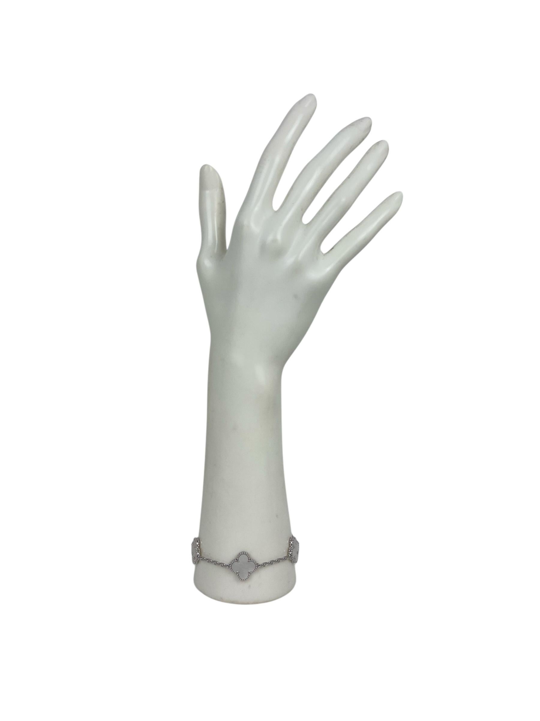 Van Cleef & Arpels Bracciale Alhambra in Madreperla e Oro Bianco 18K In condizioni ottime a New York, NY
