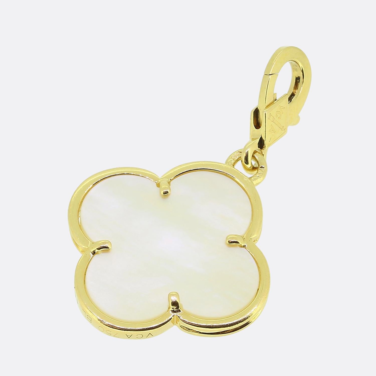 Van Cleef & Arpels: Perlmutt-Alhambra-Anhänger (Gemischter Schliff) im Angebot