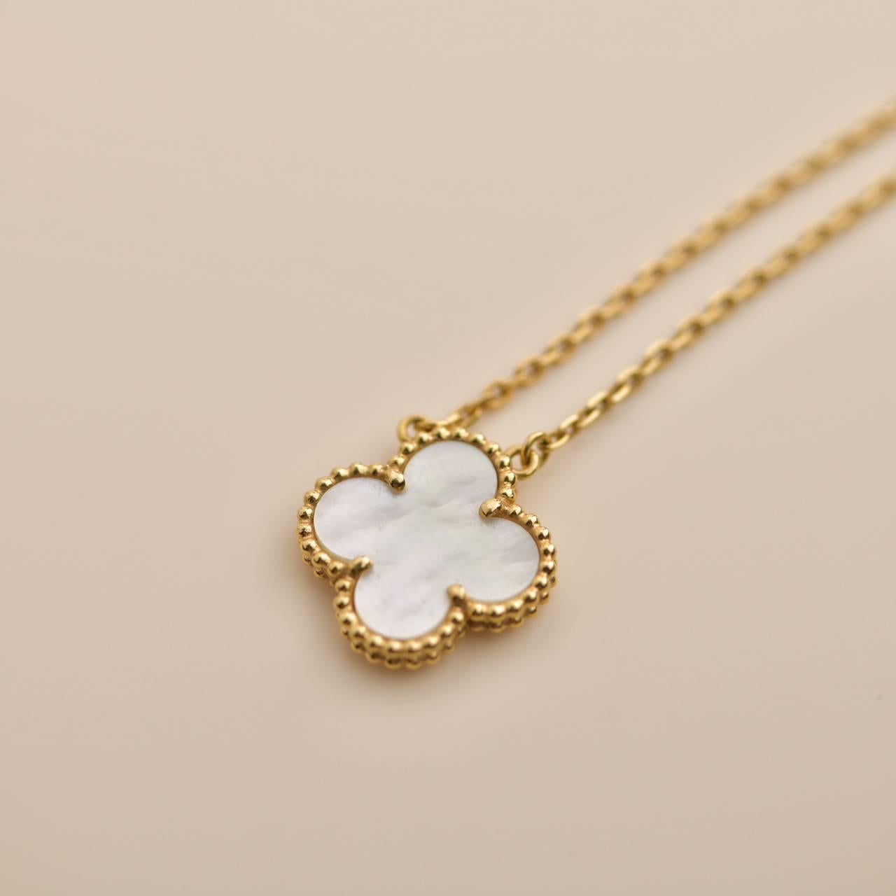 Van Cleef & Arpels: Perlmutt-Alhambra-Anhänger im Zustand „Hervorragend“ in Banbury, GB