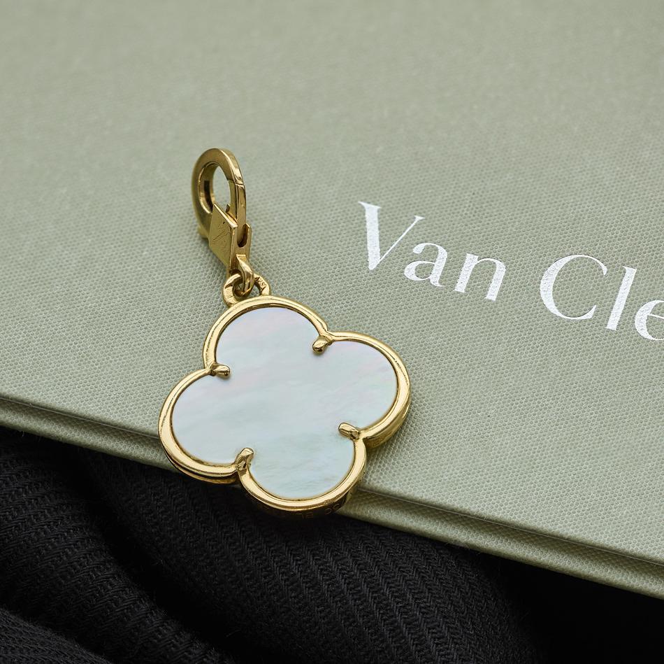 Van Cleef & Arpels: Perlmutt-Alhambra-Anhänger im Zustand „Gut“ im Angebot in London, GB