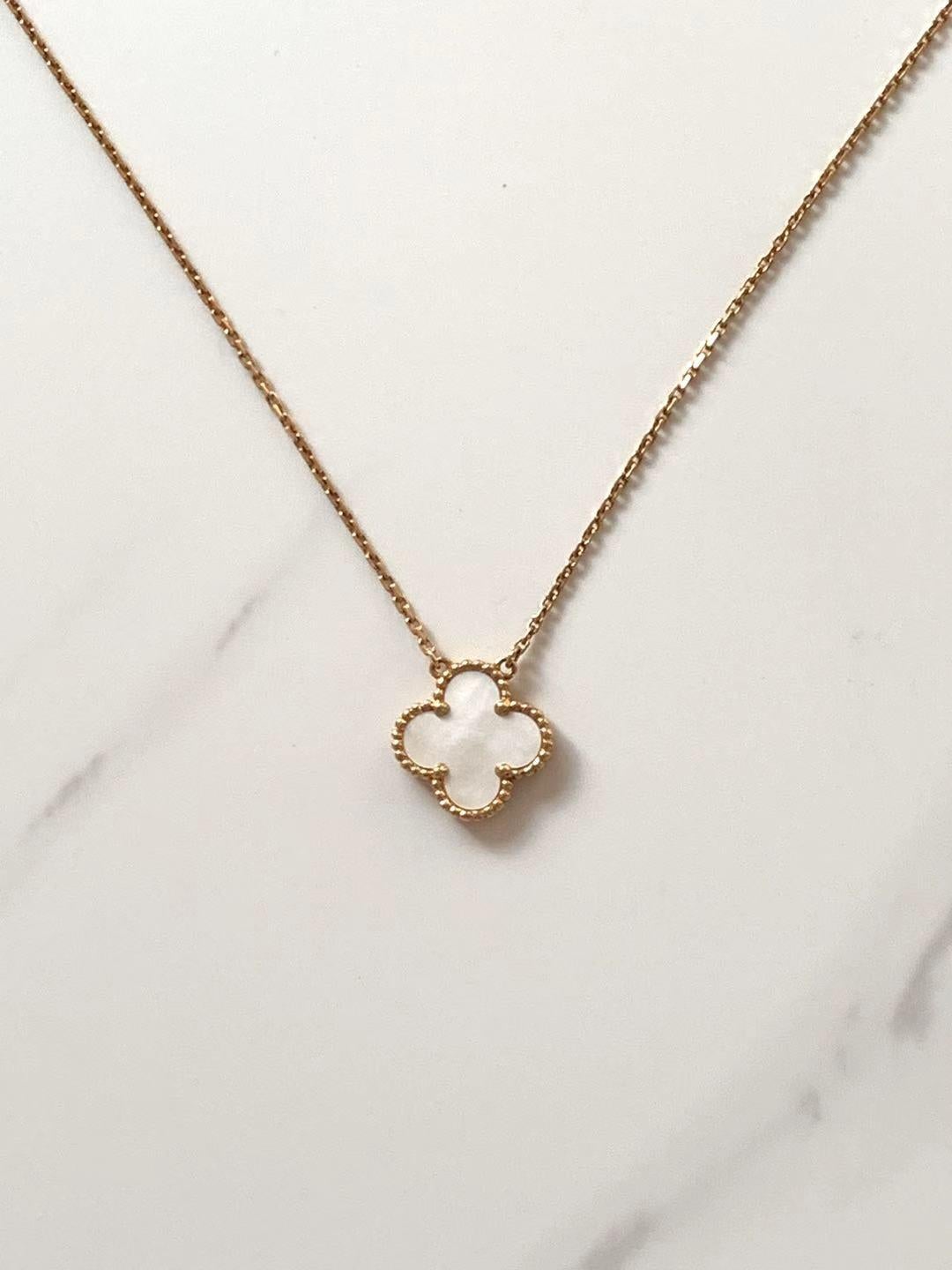 This timeless and elegant pendant, faithful to the very first Alhambra jewels created in 1968 from the Vintage Alhambra creations, is set in 18k white gold with a white mother-of-pearl clover motif 15mm diameter. 

The pendant comes with a VCA