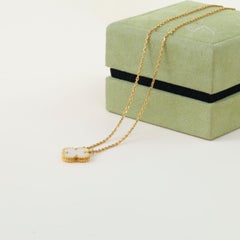 Van Cleef & Arpels Collana con ciondolo Alhambra in madreperla