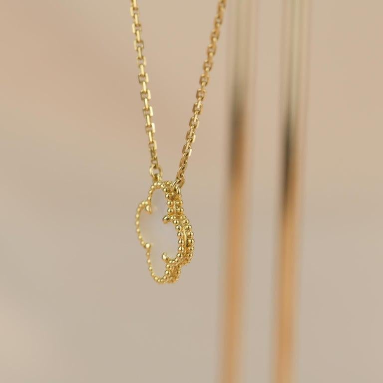 Van Cleef & Arpels Halskette mit Perlmutt-Alhambra-Anhänger im Zustand „Hervorragend“ in Banbury, GB