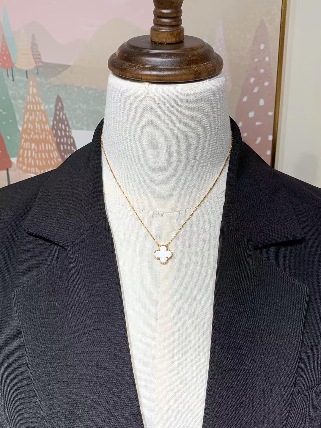 vca au750 necklace price