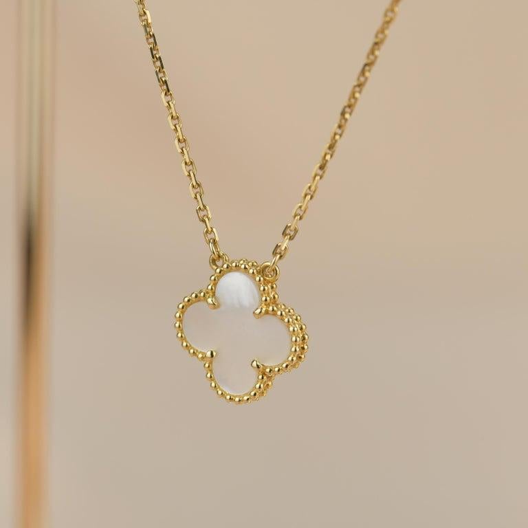 Van Cleef & Arpels Halskette mit Perlmutt-Alhambra-Anhänger für Damen oder Herren