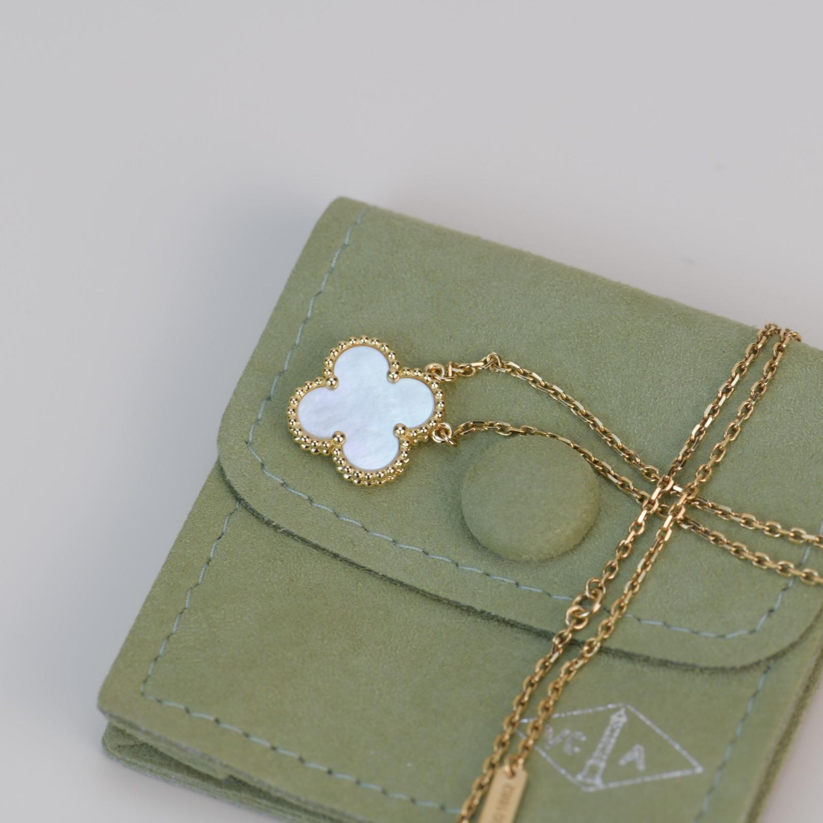 Van Cleef & Arpels Halskette mit Perlmutt-Alhambra-Anhänger 4