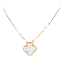 Van Cleef & Arpels, collier à pendentif Alhambra en nacre