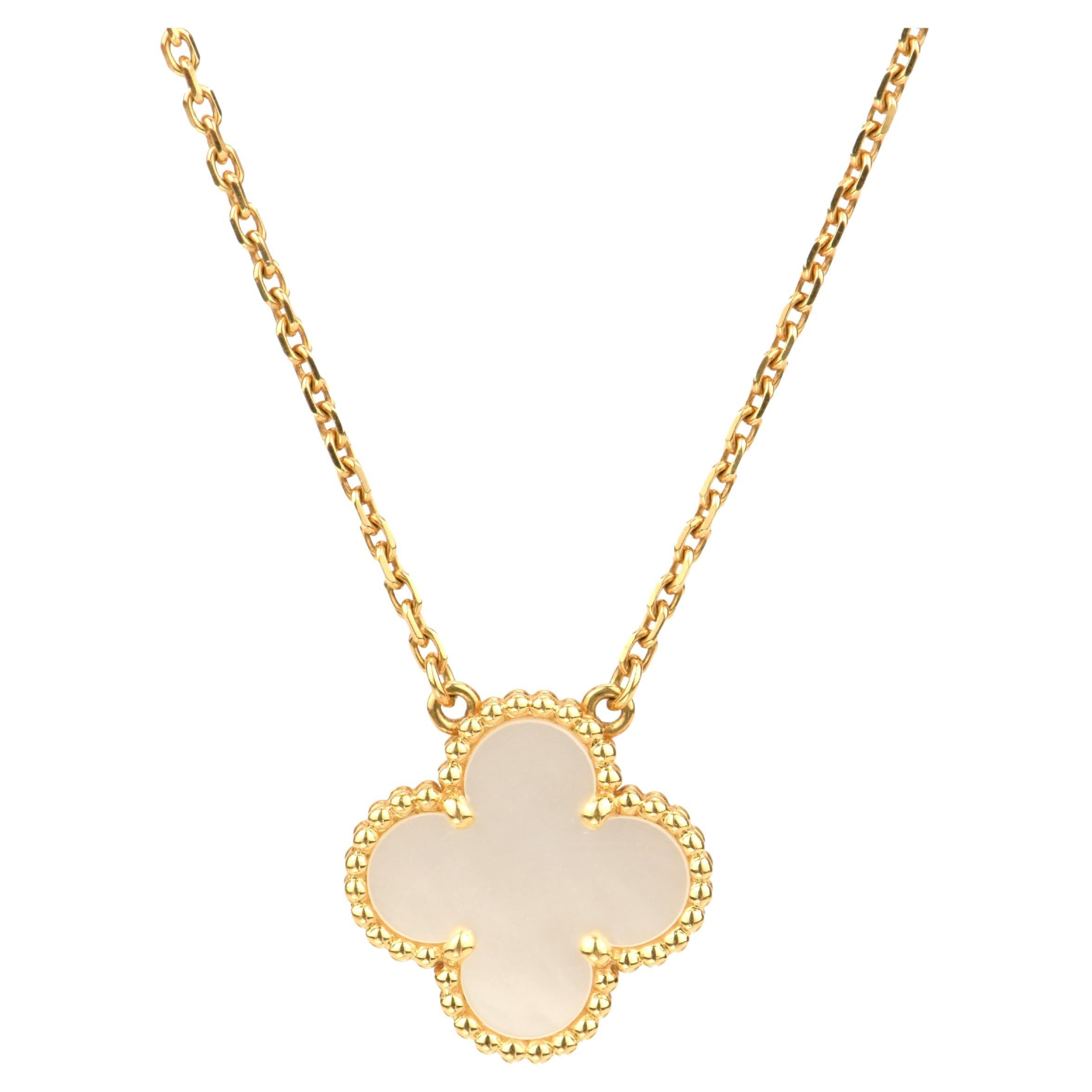 Van Cleef & Arpels, collier à pendentif Alhambra en nacre