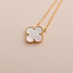 Colgante Van Cleef & Arpels Alhambra de madreperla y oro amarillo