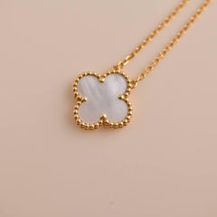 Ciondolo in oro giallo Van Cleef & Arpels Madreperla Alhambra