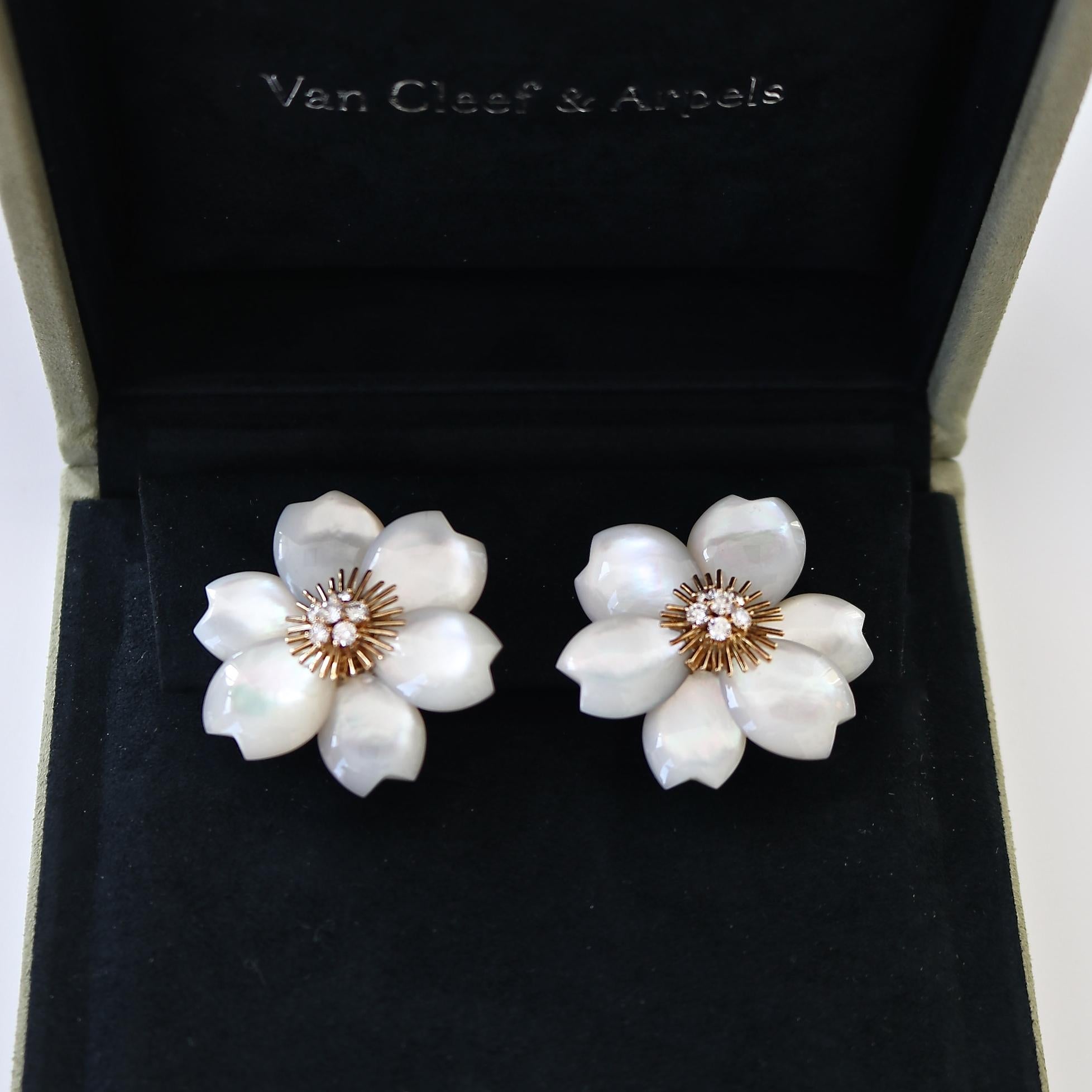 Van Cleef & Arpels Mother of Pearl Diamond Rose De Noel 18 Karat Gold Earrings im Zustand „Hervorragend“ in Beverly Hills, CA