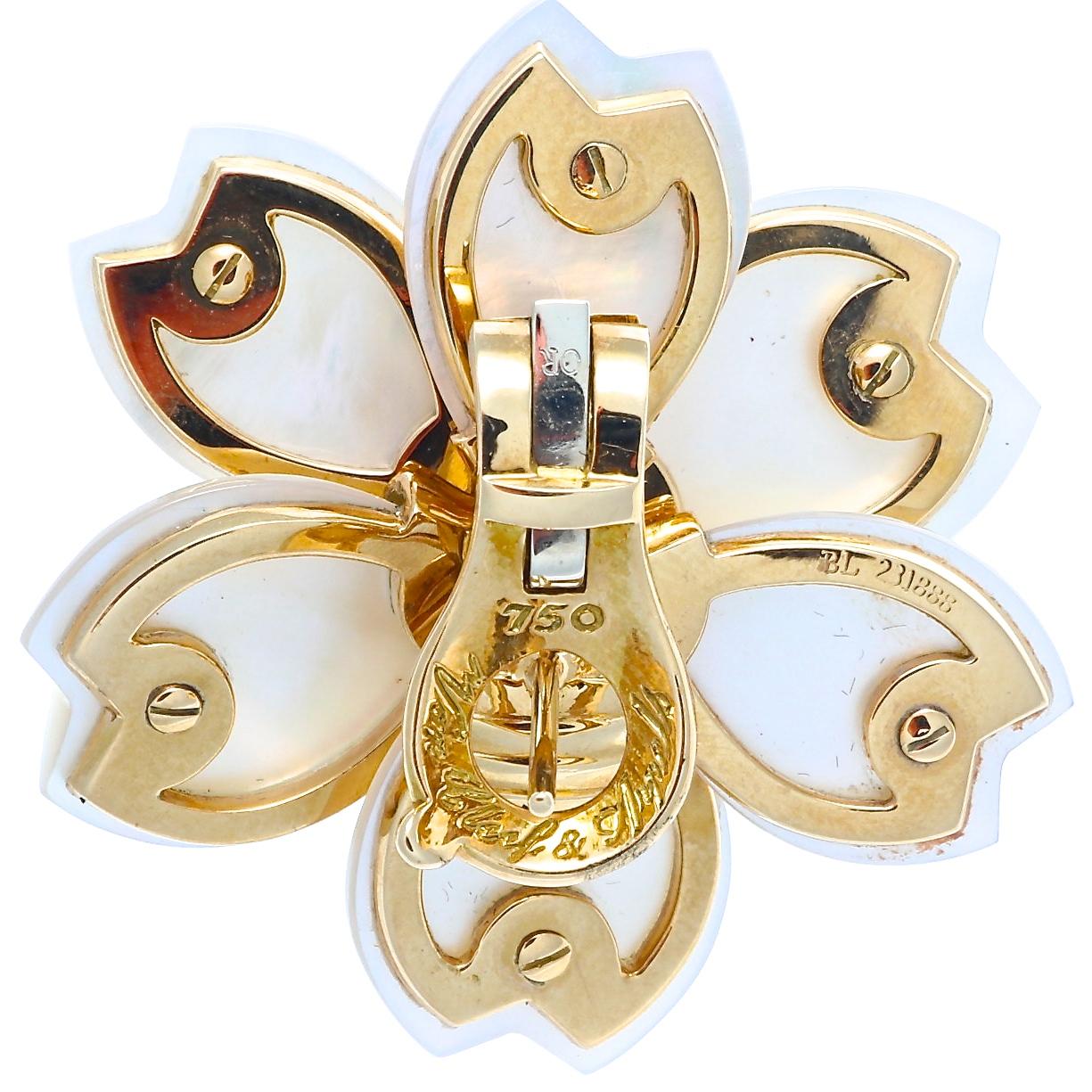 Van Cleef & Arpels Mother of Pearl Diamond Rose De Noel 18 Karat Gold Earrings Damen