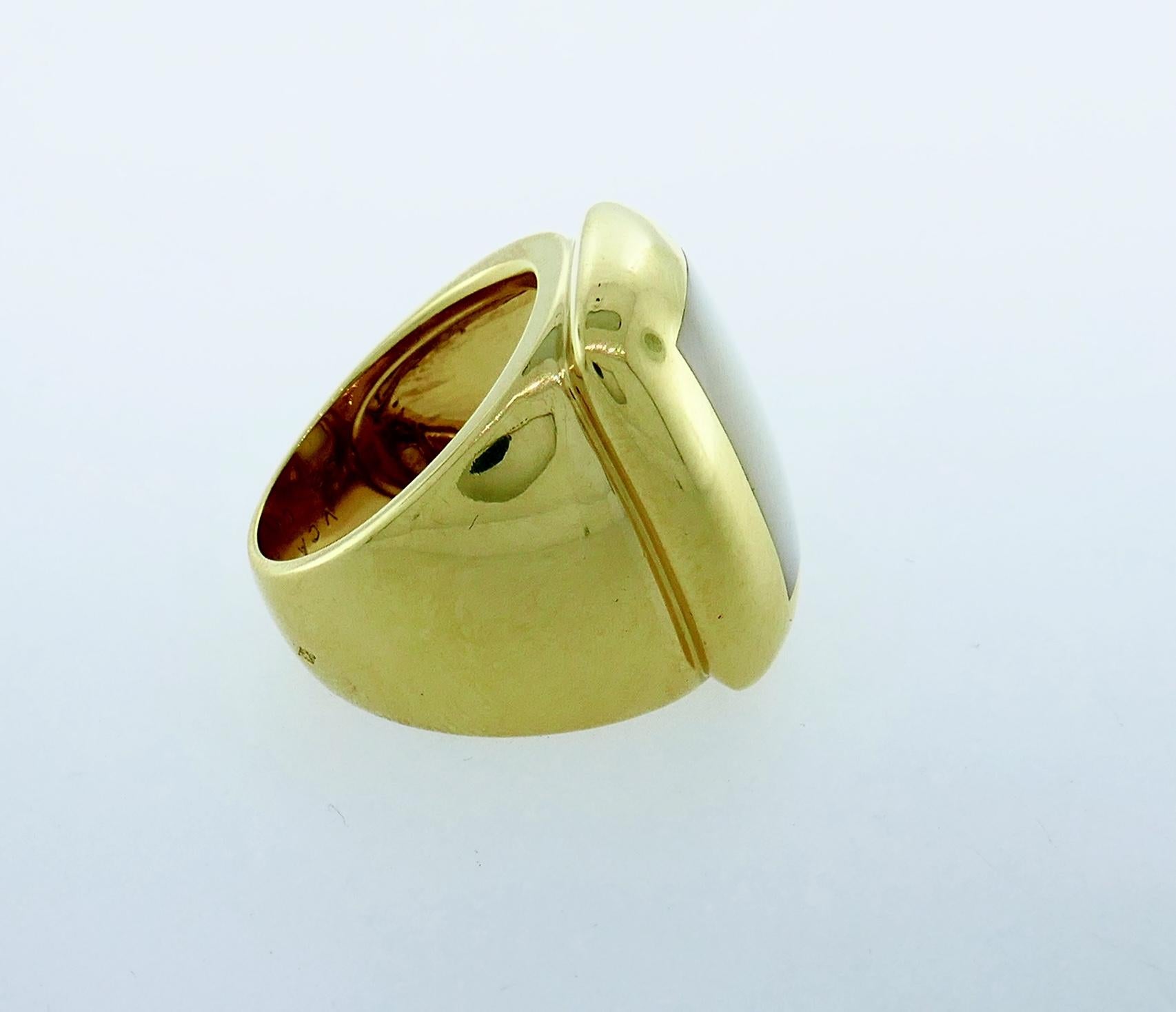 Massive and elegant, this signet-like looking ring from Van Cleef and Arpels is made of 18k (stamped) yellow gold features mother of pearl plaque.
Has a smooth finish and a rounded rectangular shape.
Front side is 2/3