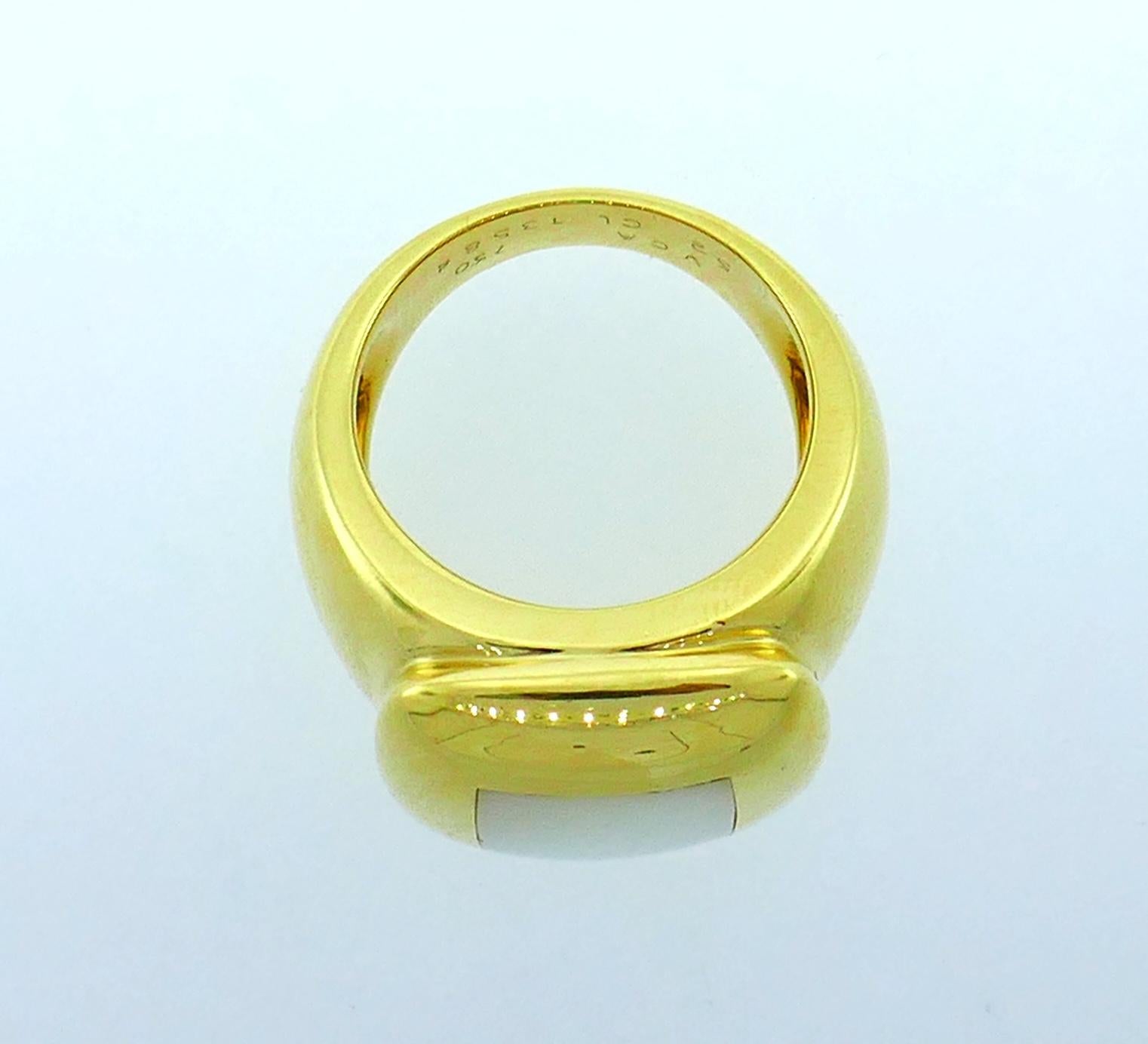 Van Cleef & Arpels Mother of Pearl Yellow Gold Ring im Zustand „Hervorragend“ in Beverly Hills, CA