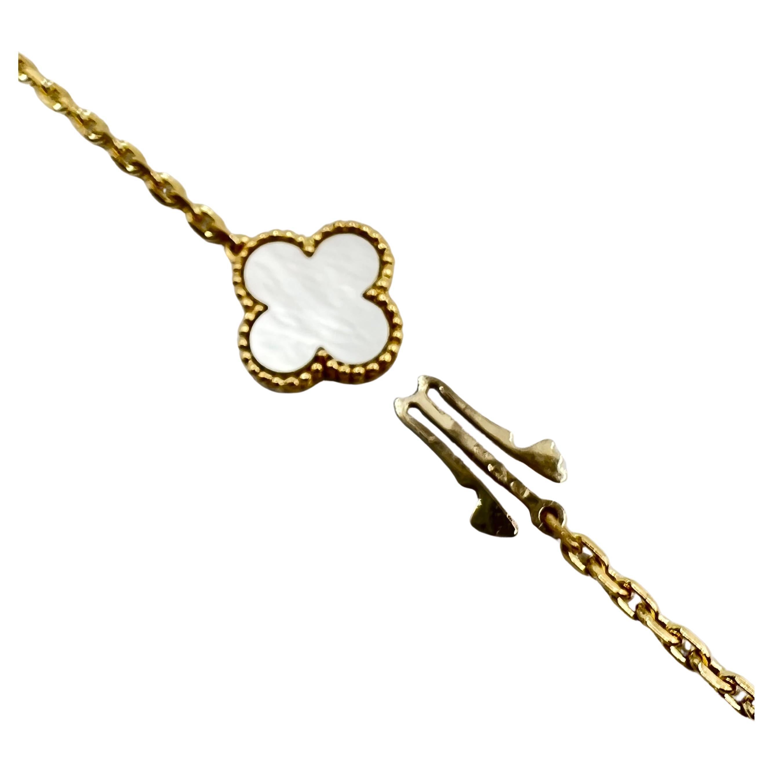 Van Cleef & Arpels Collier long Magic Alhambra en nacre Pour femmes en vente