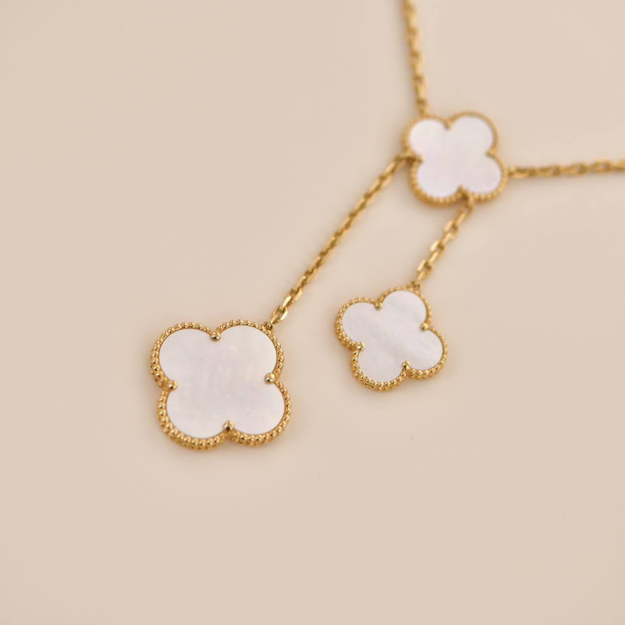 Van Cleef & Arpels: Magic Alhambra-Halskette aus Gelbgold mit Perlmutt 2