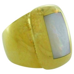 Van Cleef & Arpels Mother of Pearl Yellow Gold Ring