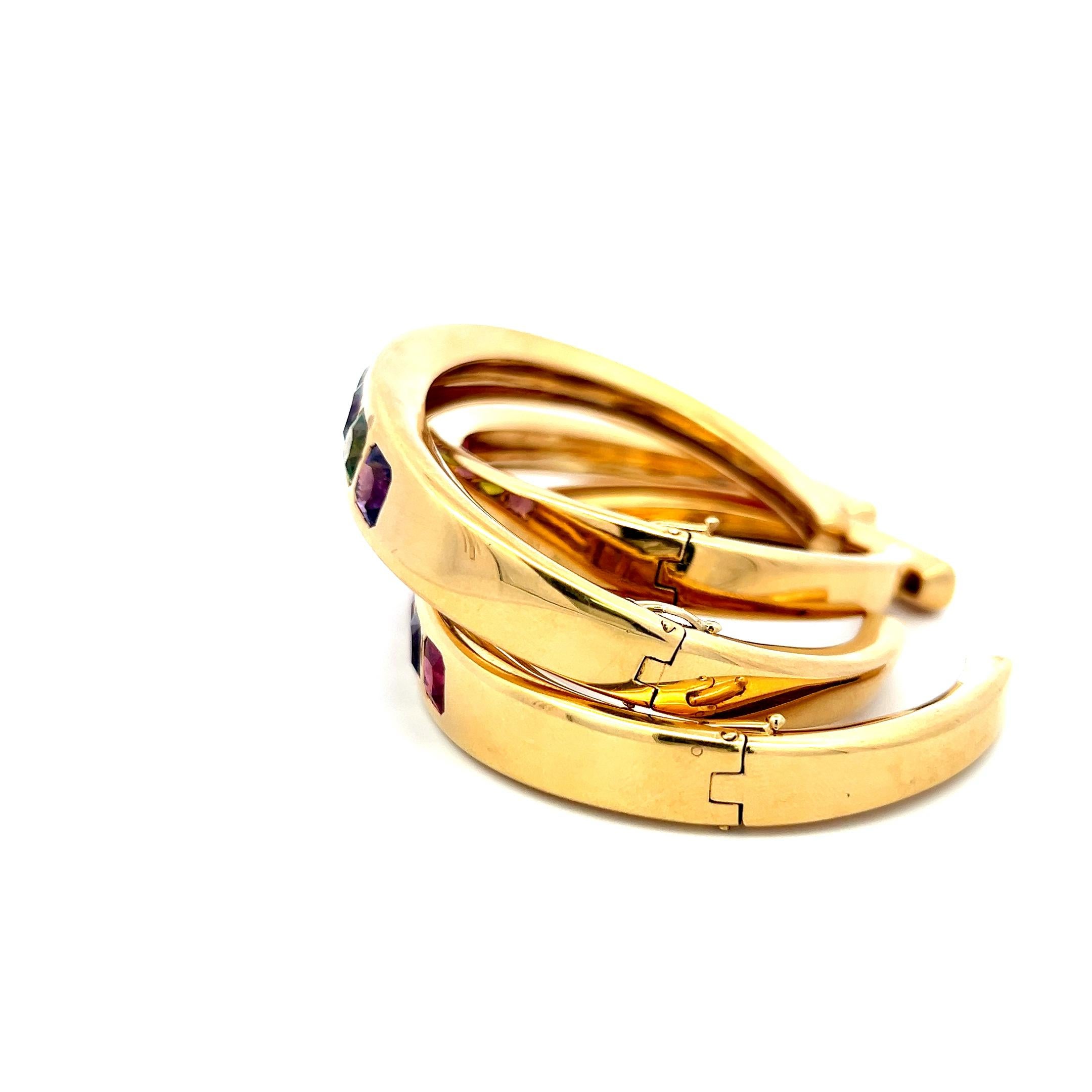 Bracelet manchette en or jaune 18K serti de multiples pierres précieuses taille coussin Bon état - En vente à New York, NY