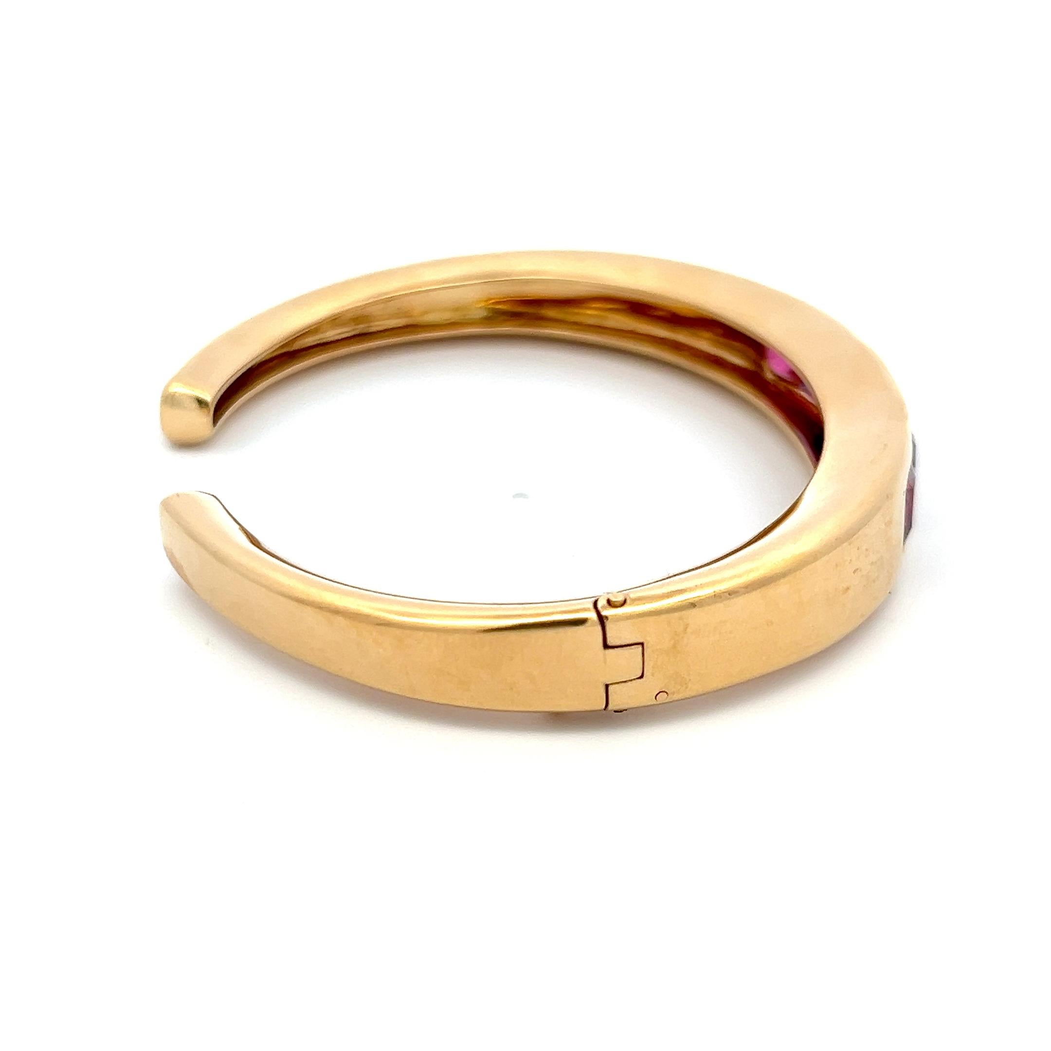 Bracelet manchette en or jaune 18K serti de multiples pierres précieuses taille coussin en vente 2