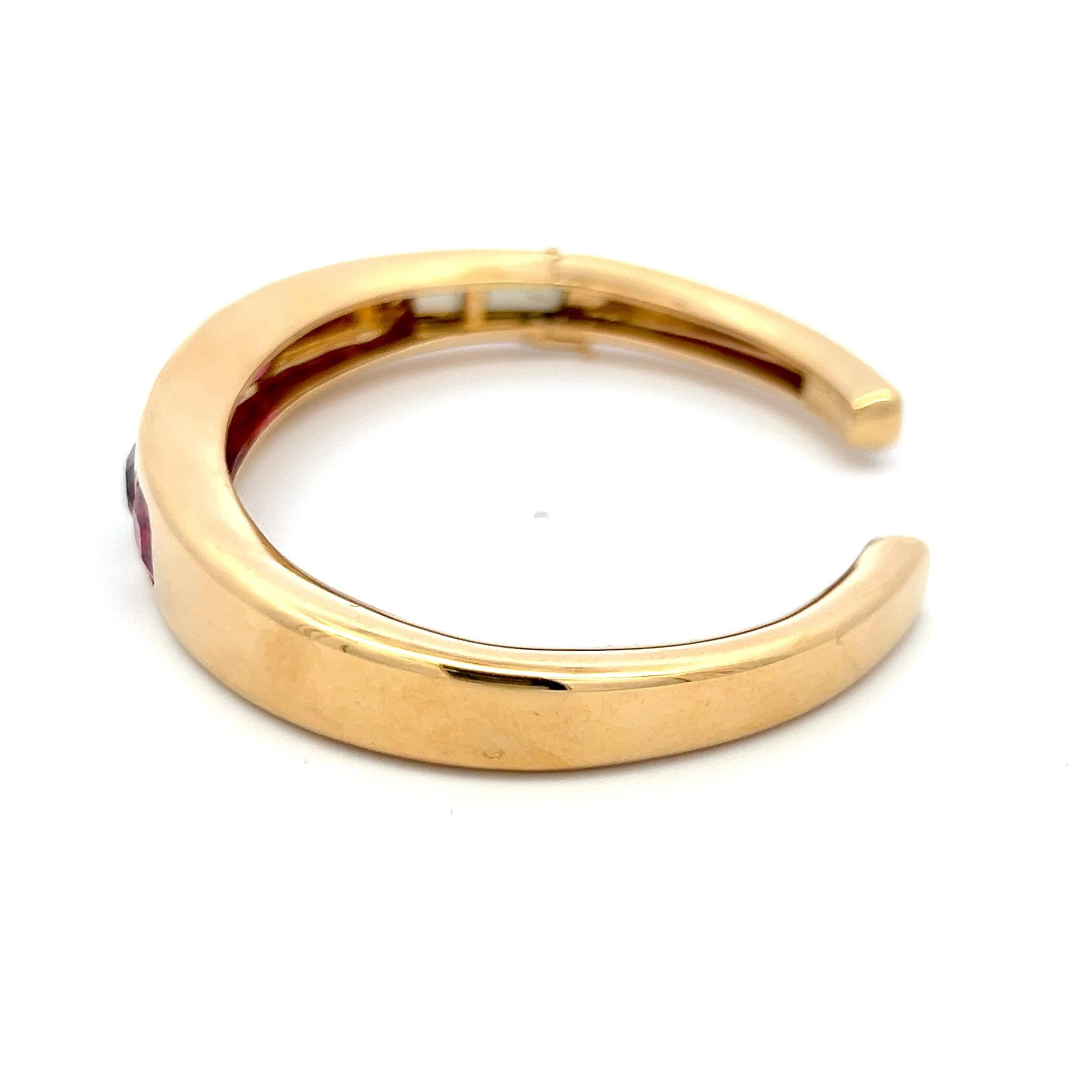 Bracelet manchette en or jaune 18K serti de multiples pierres précieuses taille coussin en vente 4