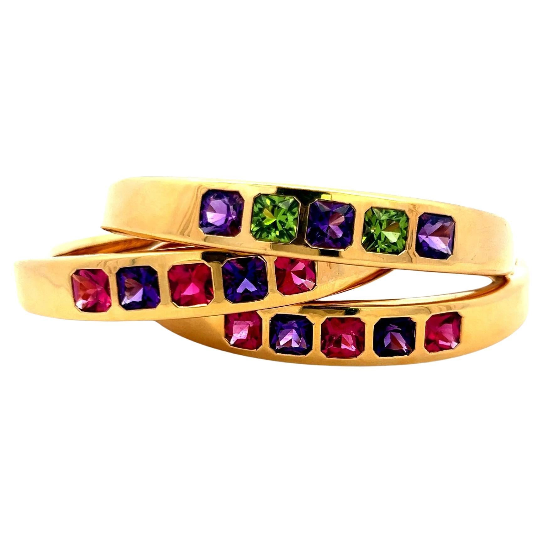 Bracelet manchette en or jaune 18K serti de multiples pierres précieuses taille coussin en vente