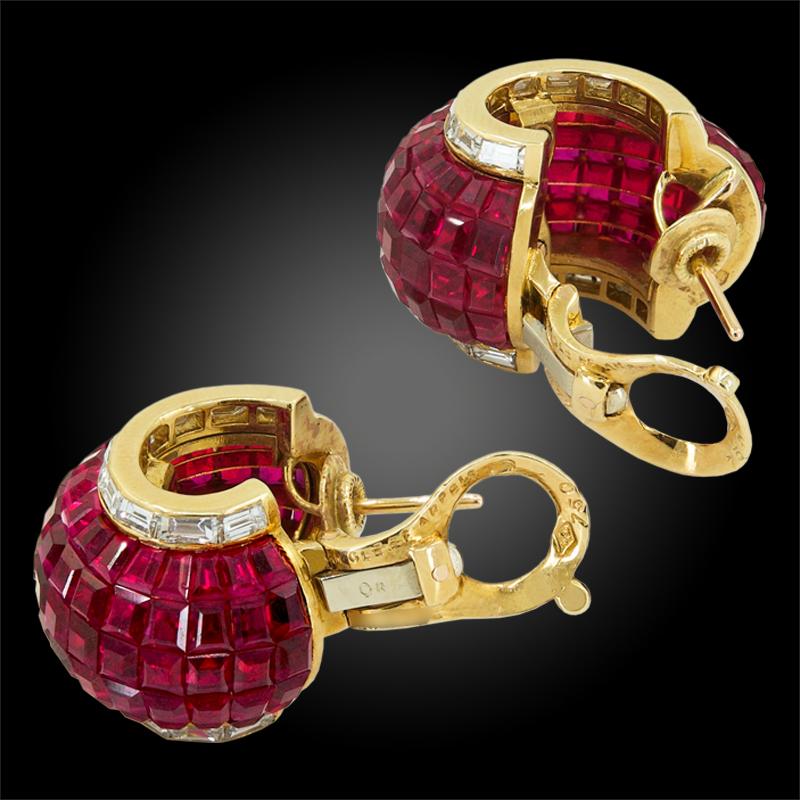 Van Cleef & Arpels Mystery SetTM Rubin-Halber Creolen-Ohrring Gold (Baguetteschliff) im Angebot