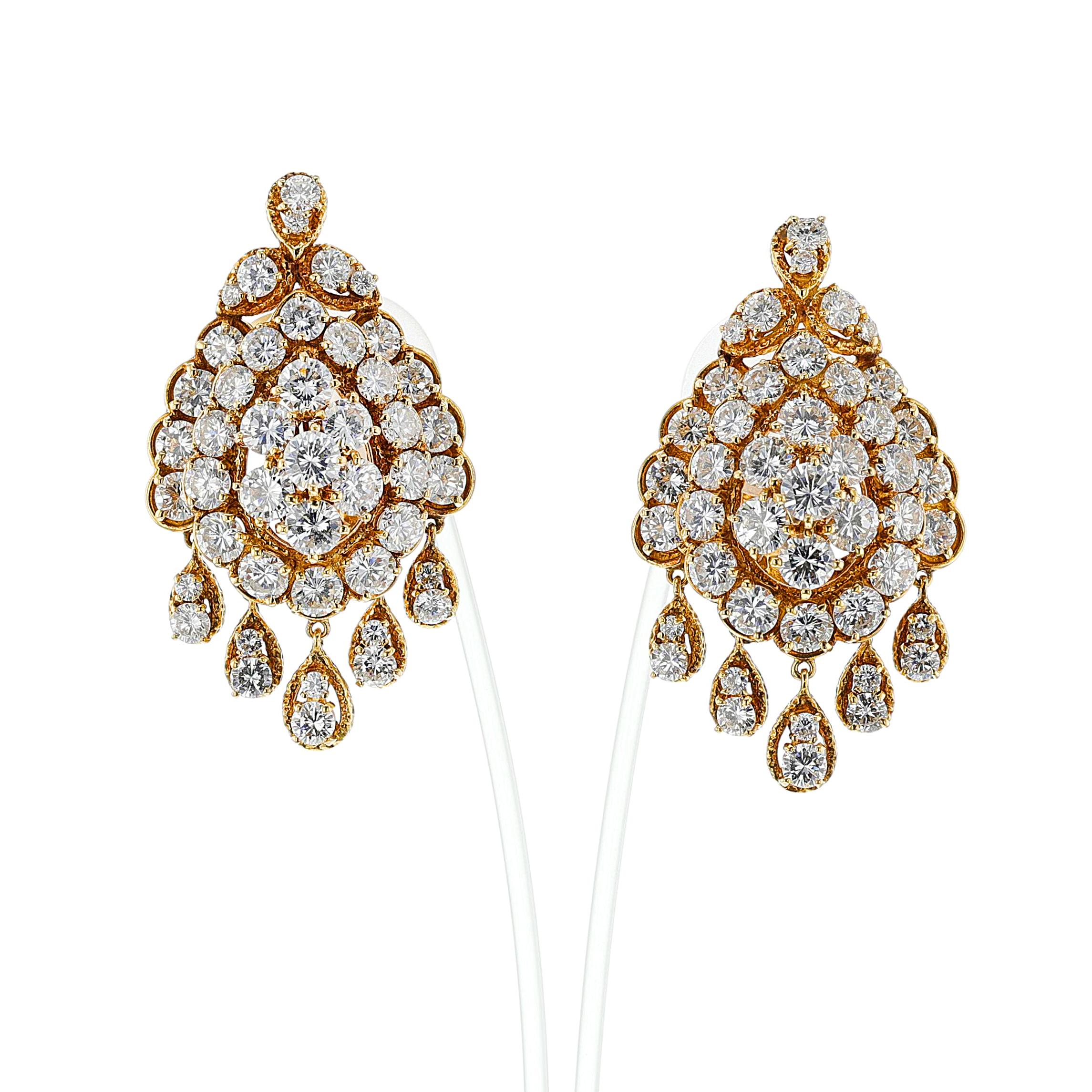 Collier et boucles d'oreilles en diamant et or jaune de Van Cleef & Arpels. Cette magnifique parure de Van Cleef & Arpels se compose de trois motifs complexes et assortis, incrustés de diamants ronds de taille brillant, sertis dans de l'or jaune 18