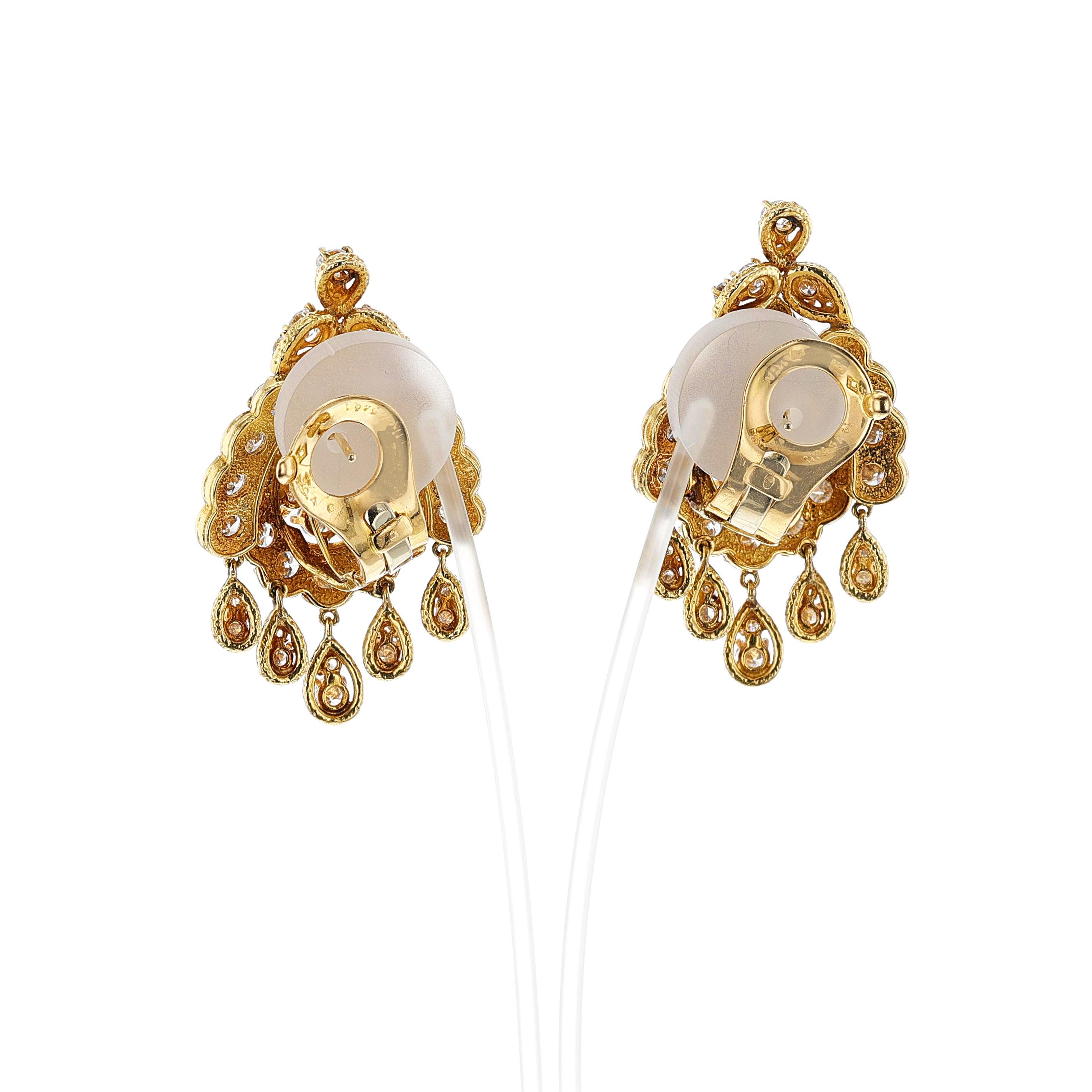 Taille ronde Van Cleef & Arpels, collier et boucles d'oreilles en or jaune 18 carats avec diamants naturels en vente