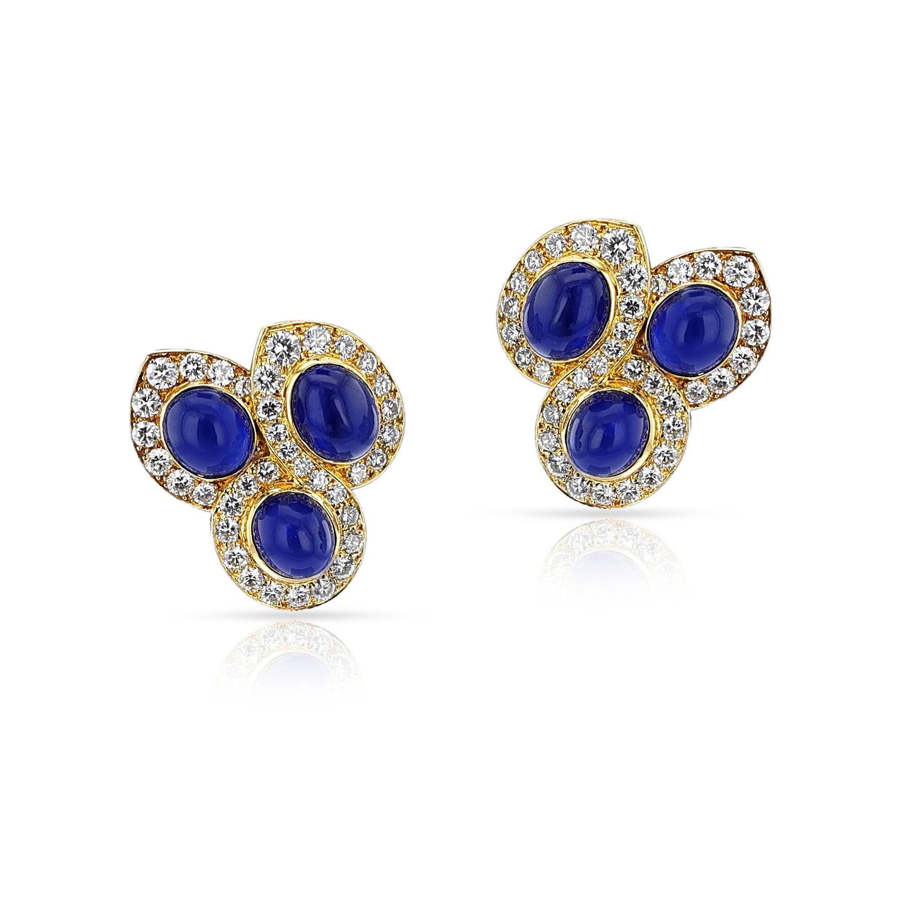 Une paire de boucles d'oreilles Van Cleef & Arpels en or jaune 18 carats, cabochon de saphir naturel et diamant. Signés et numérotés. Le poids total est de 20,30 grammes, la longueur est de 1 pouce et la largeur de 0,95 pouce. 