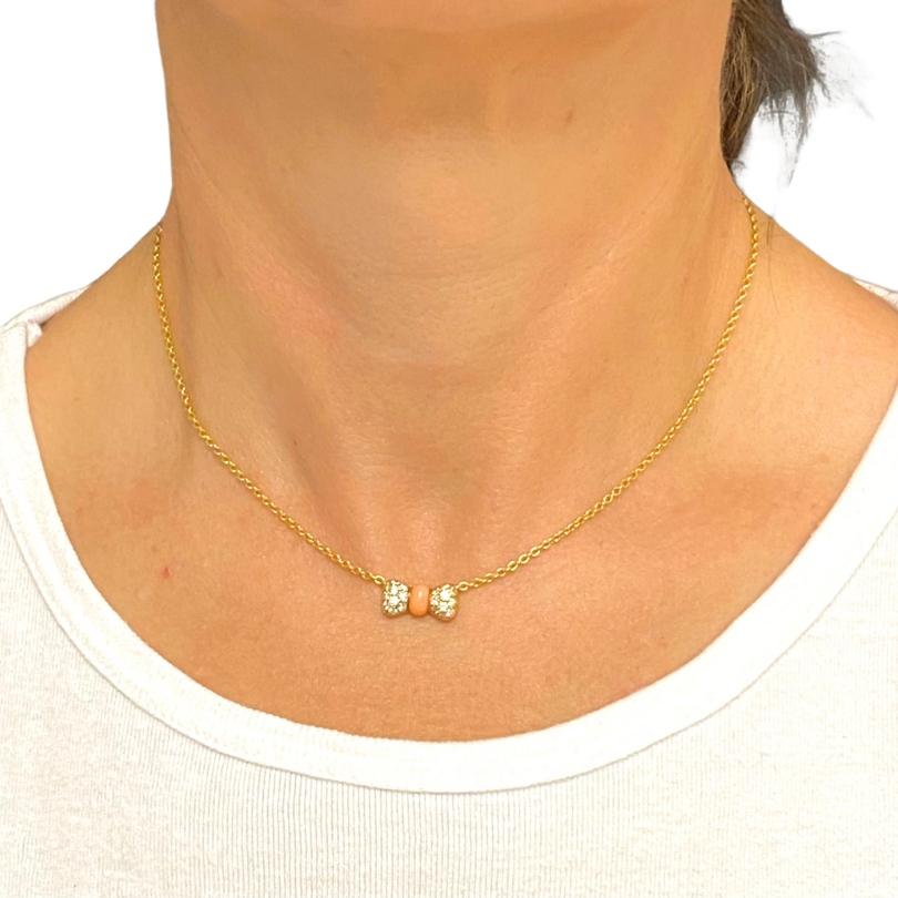 

Una bellissima collana Van Cleef & Arpels con un ciondolo a forma di fiocco, con corallo e diamanti.u2028Il ciondolo a forma di fiocco, sospeso su una delicata catena, ha il centro in corallo e le anse impreziosite da diamanti. Il corallo di una