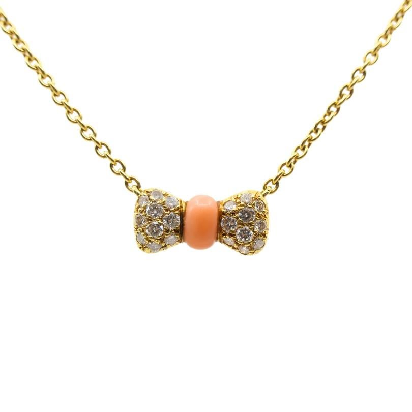 Taglio misto Van Cleef & Arpels - Collana in oro 18k con corallo e diamanti - Ciondolo a forma di arco in vendita