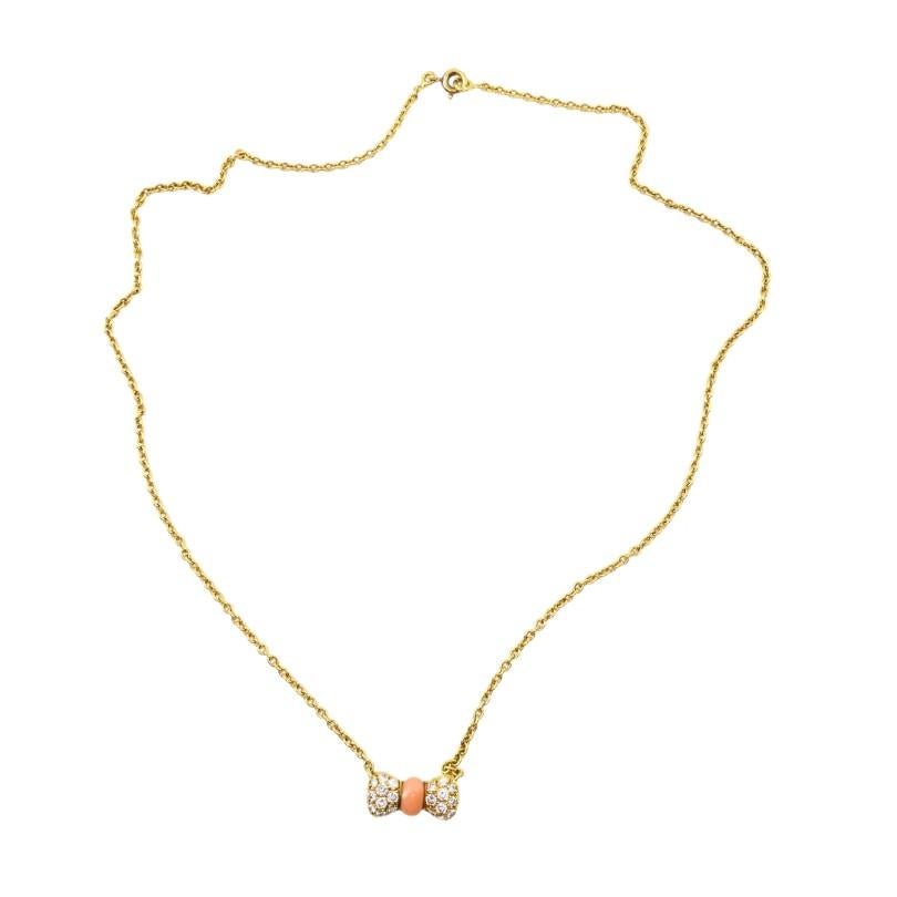 Van Cleef & Arpels - Collana in oro 18k con corallo e diamanti - Ciondolo a forma di arco In condizioni buone in vendita a Beverly Hills, CA