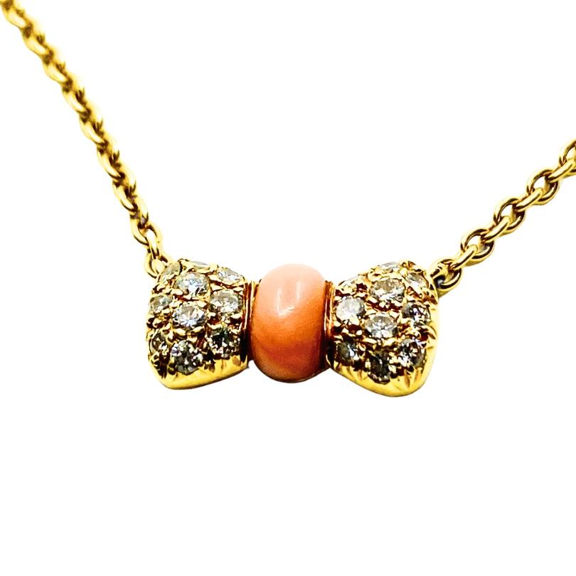 Van Cleef & Arpels - Collana in oro 18k con corallo e diamanti - Ciondolo a forma di arco in vendita 1