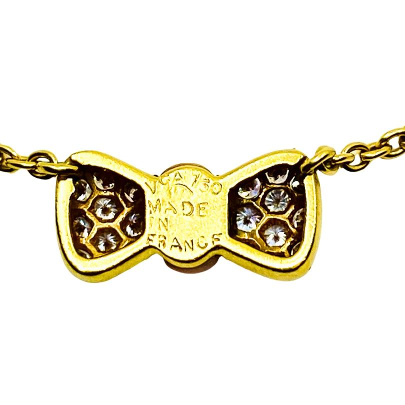 Van Cleef & Arpels - Collana in oro 18k con corallo e diamanti - Ciondolo a forma di arco in vendita 4