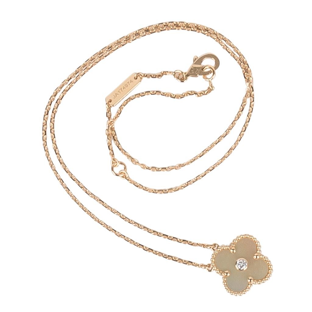 Van cleef store holiday pendant 2019