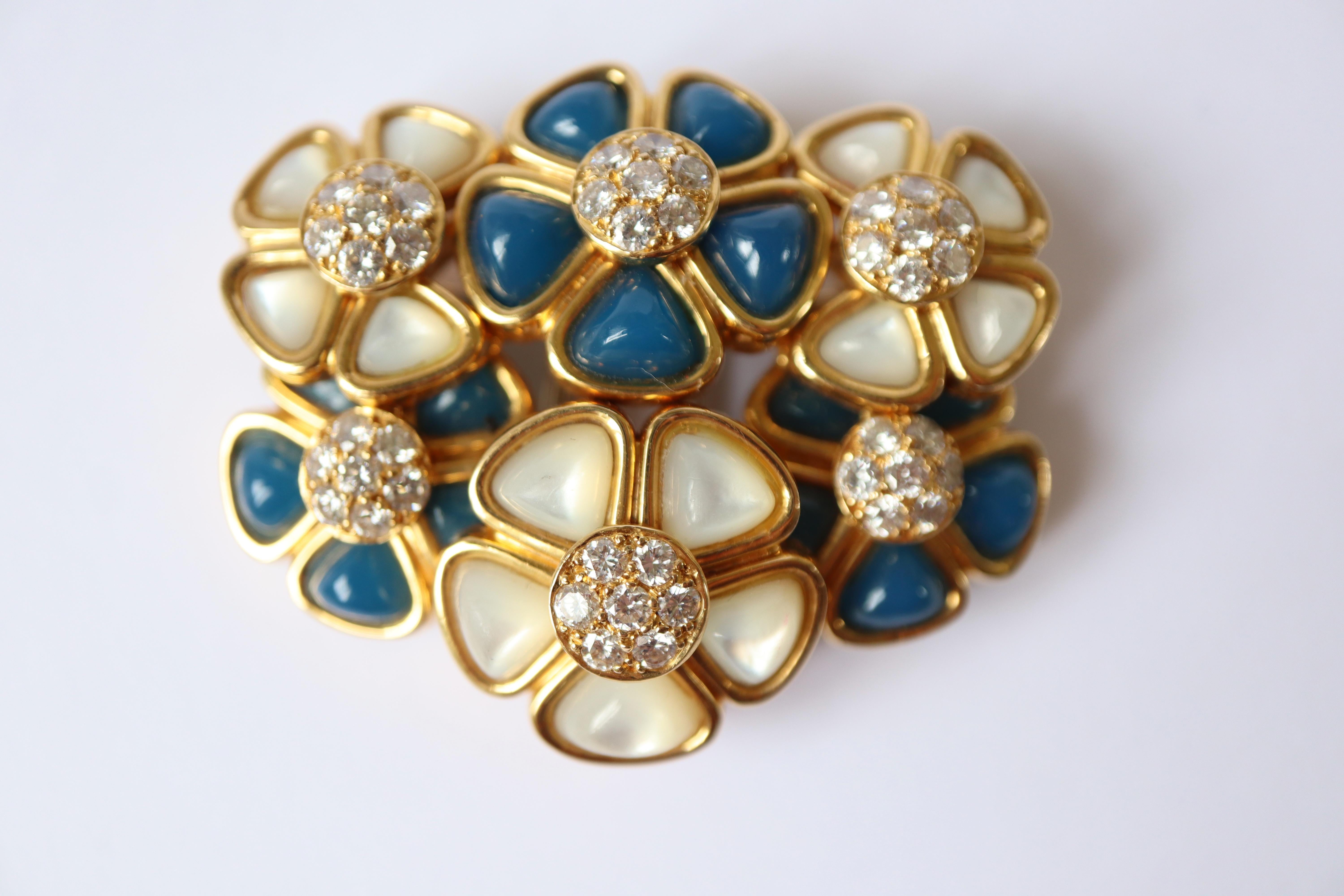 Van Cleef & Arpels Necklace or Brooch Chalcedony Gold Mother of Pearl Diamonds For Sale 5