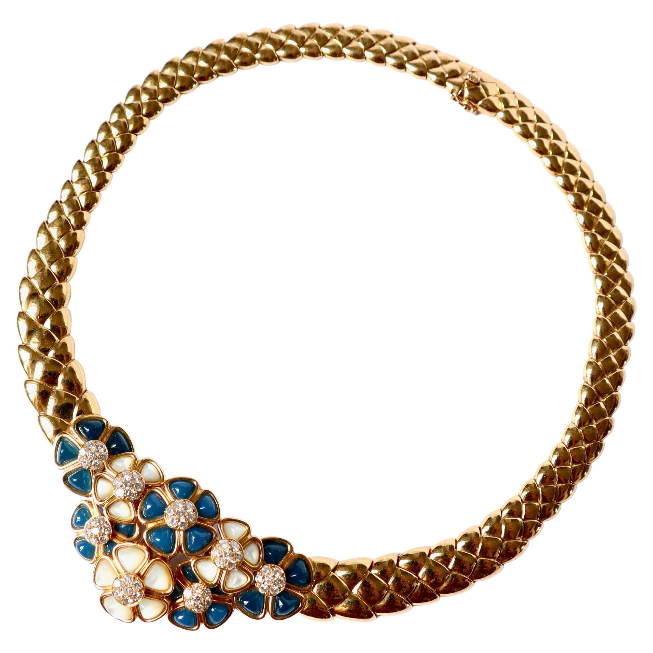 Van Cleef & Arpels Halskette aus 18 Karat Gelbgold, Chalcedon, Perlmutt und Diamanten, die sich in eine Brosche verwandeln lässt. 
Das zentrale Muster ist abnehmbar und wird zu einer Brosche. An der Halskette befinden sich noch zwei Blumen aus