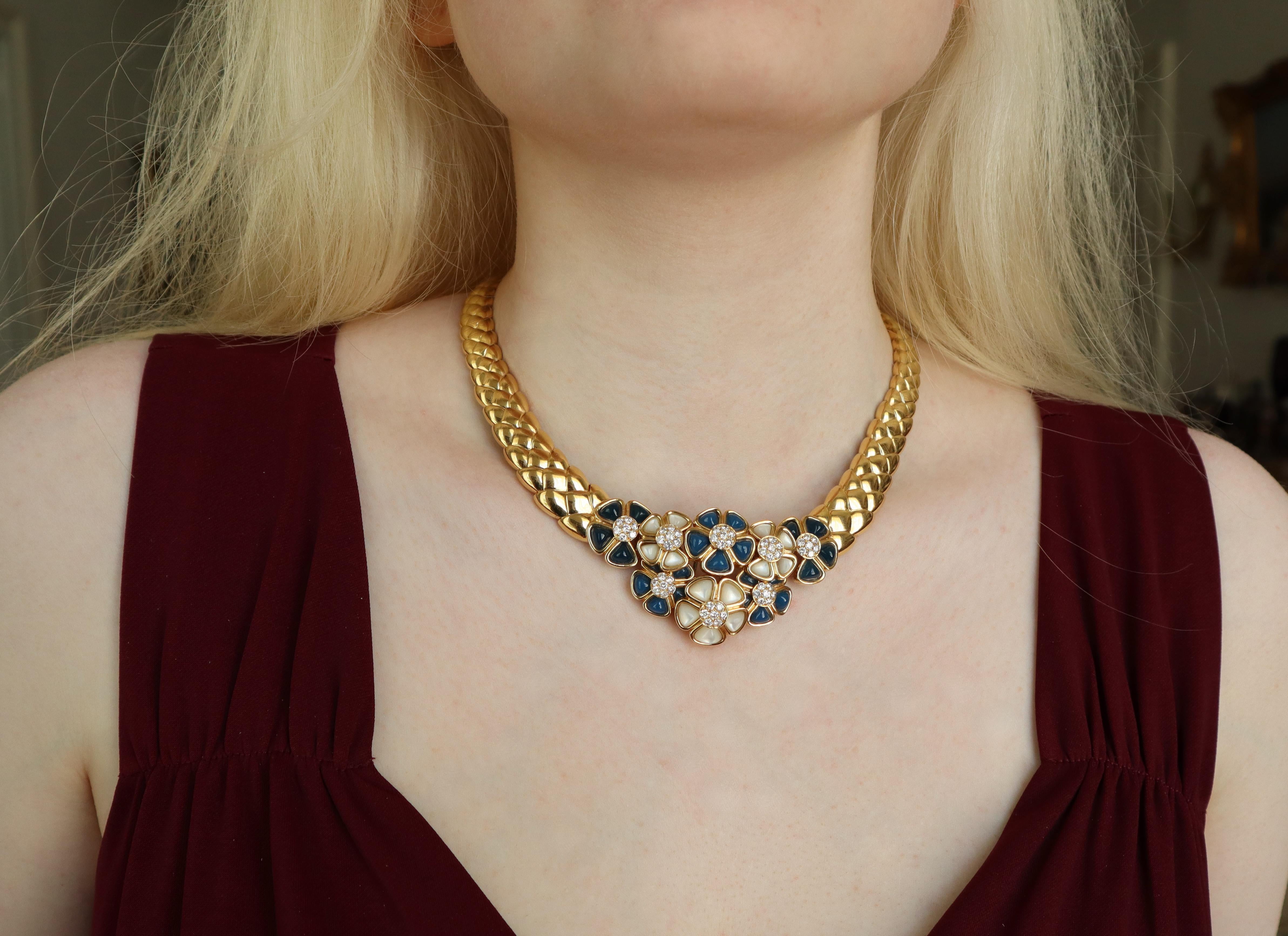 Van Cleef & Arpels Halskette oder Brosche Chalcedon Gold Perlmutt Diamanten (Gemischter Schliff) im Angebot