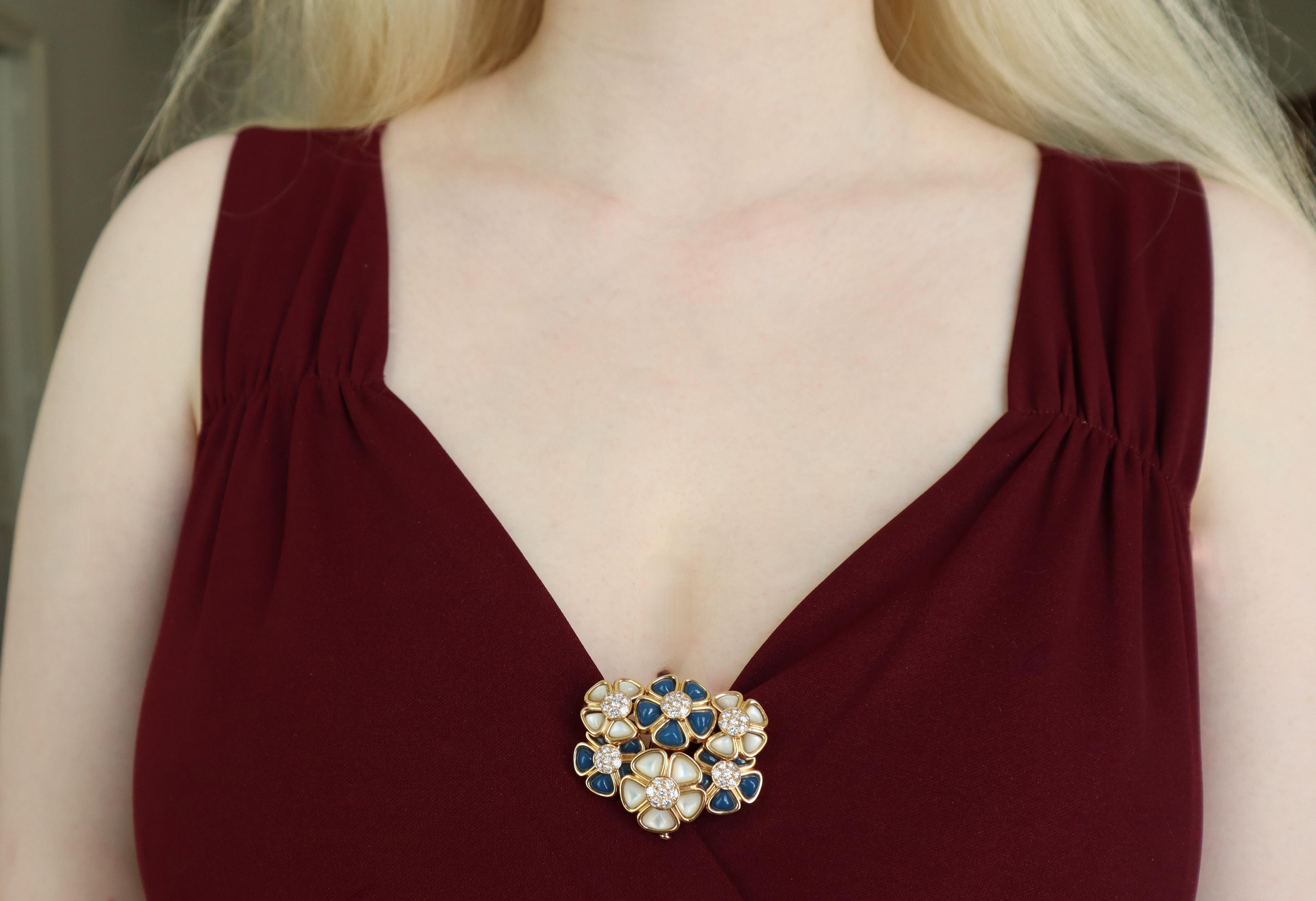 Van Cleef & Arpels Halskette oder Brosche Chalcedon Gold Perlmutt Diamanten Damen im Angebot