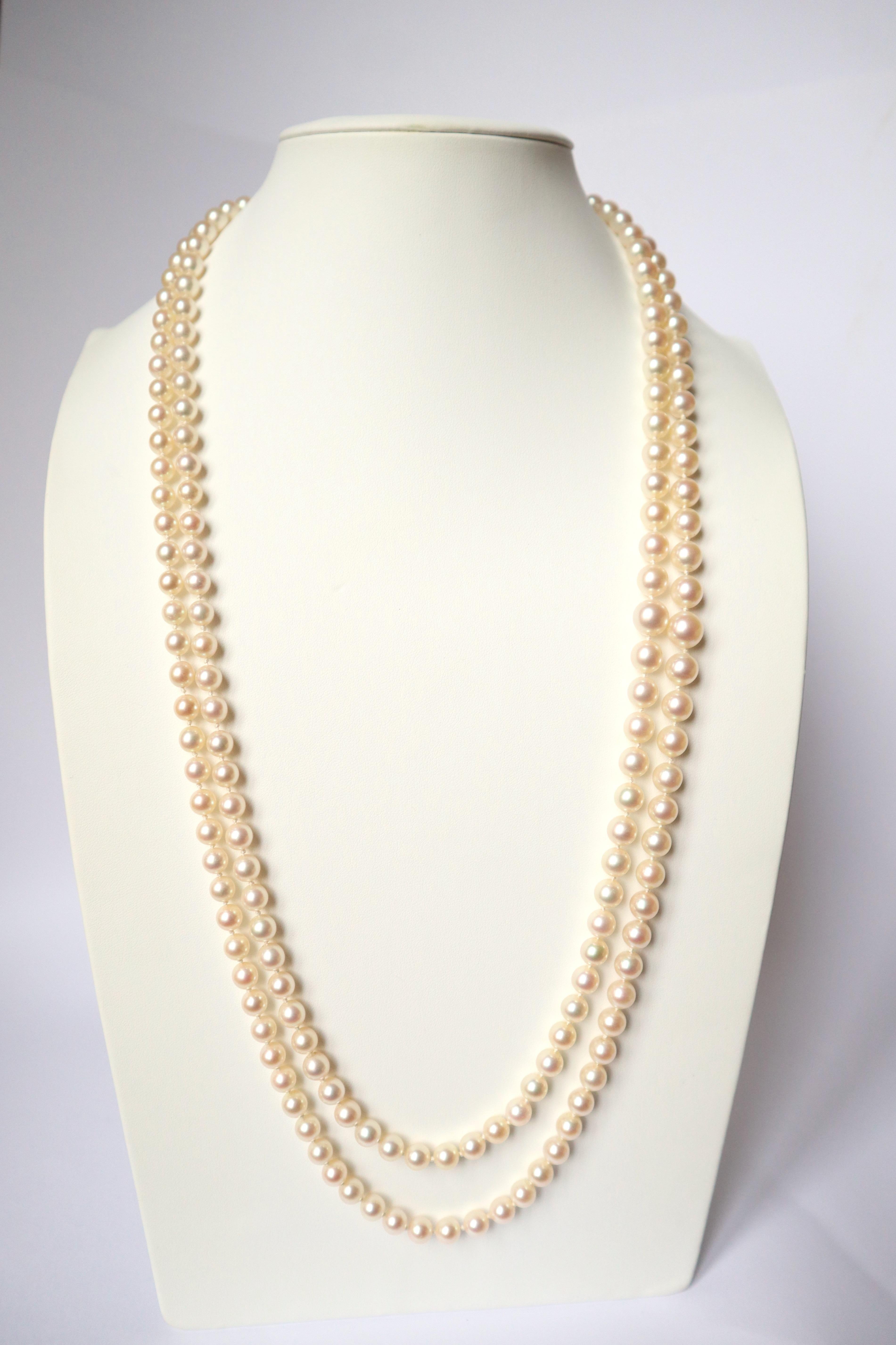 VAN CLEEF & ARPELS 2-row cultured pearls long necklace Sautoir
The necklace is signed and numbered 
Diameter of the beads approximately: 7mm
Clasp in 18 kt white gold and diamonds for approximately 3.5 carats 750 gold and 950 platinum.
Dog's head