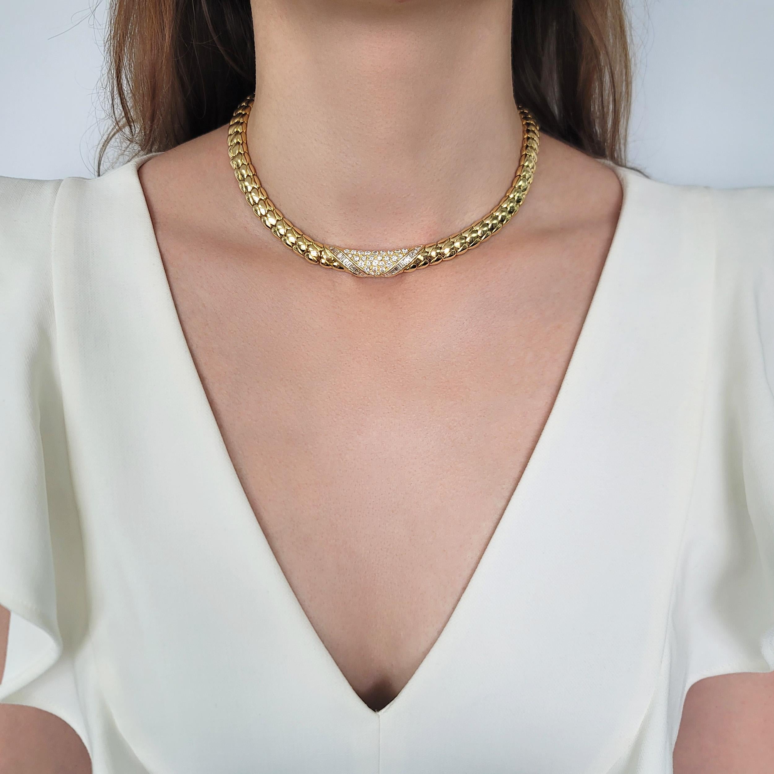 Collier ras de cou en or jaune 18k Van Cleef & Arpels avec accent en diamant. Le site
Collier composé de maillons à motif ovale, avec pièce centrale incrustée de diamants ronds de taille brillant et lunette sertie de diamants de taille baguette. Il