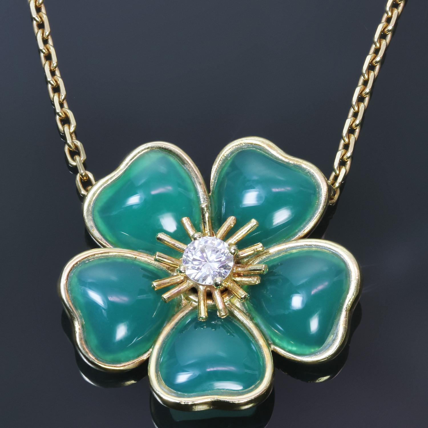 Cet exquis collier vintage authentique Van Cleef & Arpels est issu de l'élégante collection Nerval et présente une fleur à 5 pétales réalisée en or jaune 18 carats et calcédoine verte et sertie d'un diamant rond solitaire de taille brillant E-F-G