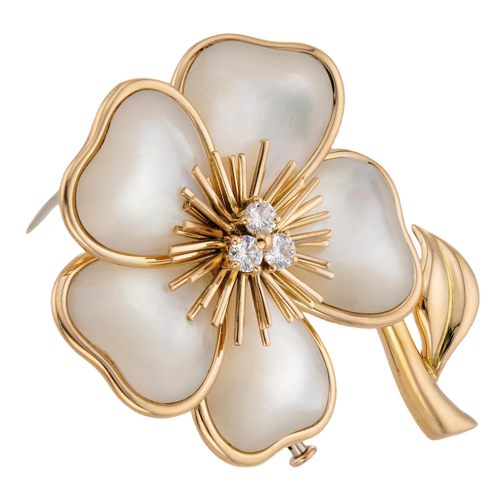 Brilliant Cut VAN CLEEF & ARPELS Nerval Diamond Mother-of-Pearl Yellow Gold Flower Brooch For Sale